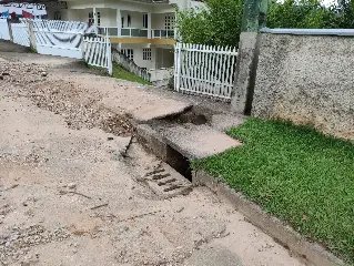 Rua está 'desmoronando'  e preocupando moradores  - 4