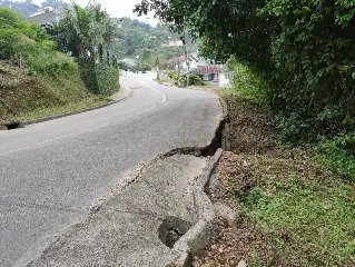 Rua está 'desmoronando'  e preocupando moradores  - 2