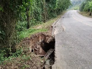 Rua está 'desmoronando'  e preocupando moradores  - 5