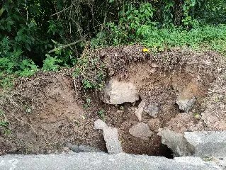 Rua está 'desmoronando'  e preocupando moradores  - 8