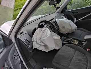 Carro bate contra poste e deixa um ferido em Brusque  - 1