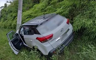 Carro bate contra poste e deixa um ferido em Brusque  - 5