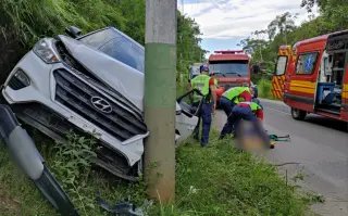 Carro bate contra poste e deixa um ferido em Brusque  - 2