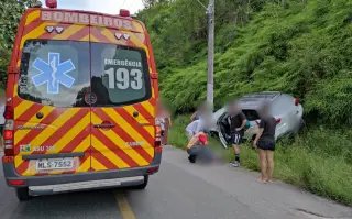 Carro bate contra poste e deixa um ferido em Brusque  - 6