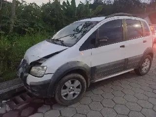 Carros colidem e um despenca na beira da rodovia  - 1