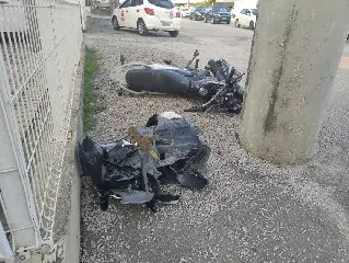 URGENTE - Moto acaba arremessada contra poste e muro - 3