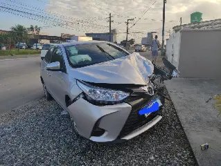 URGENTE - Moto acaba arremessada contra poste e muro - 1
