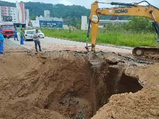 Tubulações se rompem e abrem grandes buracos em Brusque - 4