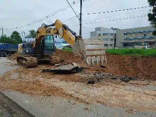 Tubulações se rompem e abrem grandes buracos em Brusque - 2