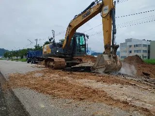 Tubulações se rompem e abrem grandes buracos em Brusque - 3