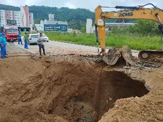 Tubulações se rompem e abrem grandes buracos em Brusque - 6