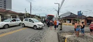 Colisão aconteceu no cruzamento das ruas - 3