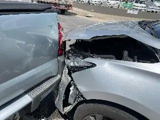 (VÍDEO) Carros batem e um acerta poste - 1