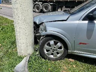 (VÍDEO) Carros batem e um acerta poste - 4