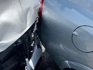(VÍDEO) Carros batem e um acerta poste - 3