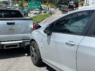 (VÍDEO) Carros batem e um acerta poste - 5