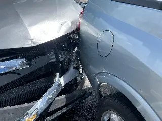 (VÍDEO) Carros batem e um acerta poste - 2