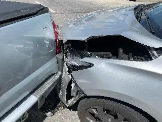 (VÍDEO) Carros batem e um acerta poste - 6