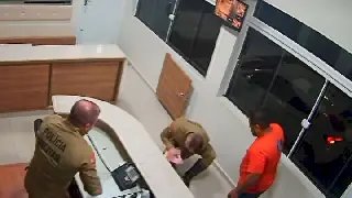 Policiais militares prestam apoio a duas famílias com crianças engasgadas  - 1