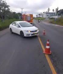Mulher alega que tentou entrar na pista e provocou acidente - 1
