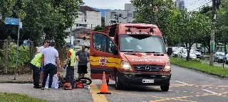 Moto e camioneta colidem no cruzamento do Jardim Maluche - 3