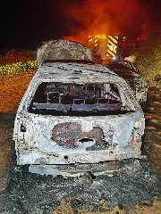 Carros entram em chamas após colisão - 1