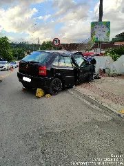 Homem colide carro contra muro em Gaspar - 1