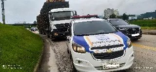 Trânsito na Beira Rio é interrompido após estouro de pneus de caminhão  - 5