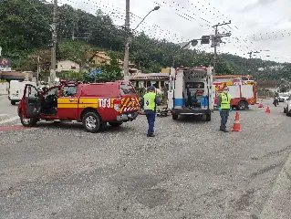 Motociclista tem suspeita de fratura após acidente em Brusque  - 6