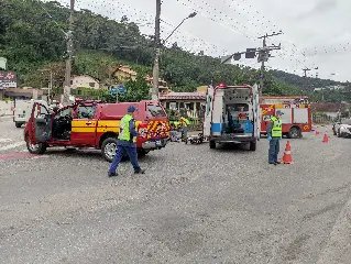 Motociclista tem suspeita de fratura após acidente em Brusque  - 4