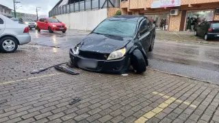Carro capota após colisão com outro veículo em Brusque  - 2