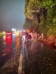 Três estavam em carro que capotou na rodovia - 1