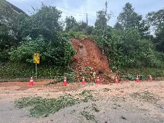 (VÍDEO) Cano de esgoto estoura e provoca deslizamento no Cedrinho - 2