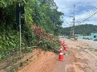 (VÍDEO) Cano de esgoto estoura e provoca deslizamento no Cedrinho - 1