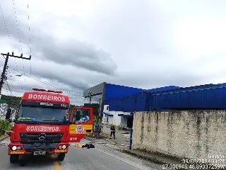 Incêndio atinge galpão de produção de fibra de vidro no bairro Barracão - 2