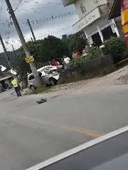 Carro colide contra muro no bairro Rio Branco - 1