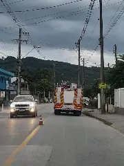 Carro colide contra muro no bairro Rio Branco - 3