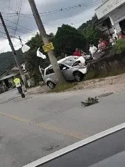 Carro colide contra muro no bairro Rio Branco - 2