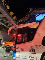 Jovem é lançada para fora de ônibus após bater no viaduto - 1