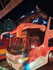 Jovem é lançada para fora de ônibus após bater no viaduto - 2