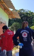 Pedreiro morre após cair de telhado de casa em Ilhota - 1