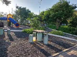 Secretaria faz limpeza da praça  no Bruschal após reportagem - 1