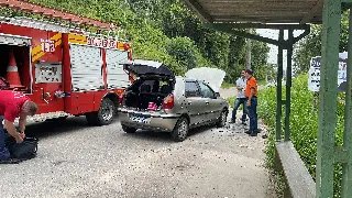 (VÍDEO) Carro pega fogo no bairro Limeira Alta - 6