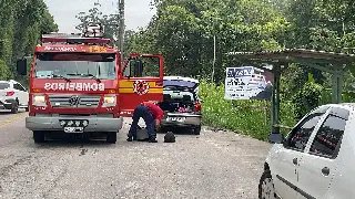 (VÍDEO) Carro pega fogo no bairro Limeira Alta - 7