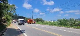 (VÍDEO) Veículo bate contra poste no Santa Terezinha - 1