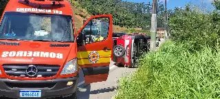 (VÍDEO) Veículo bate contra poste no Santa Terezinha - 7