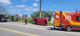 (VÍDEO) Veículo bate contra poste no Santa Terezinha - 8