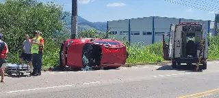 (VÍDEO) Veículo bate contra poste no Santa Terezinha - 3
