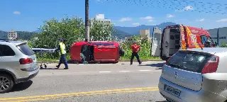 (VÍDEO) Veículo bate contra poste no Santa Terezinha - 4