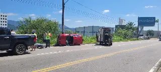 (VÍDEO) Veículo bate contra poste no Santa Terezinha - 2